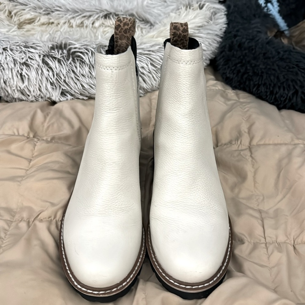 DOLCE VITA WOMENS OFF WHITE LEATHER EUC SZ 6, WORN 3-4 TIMES.